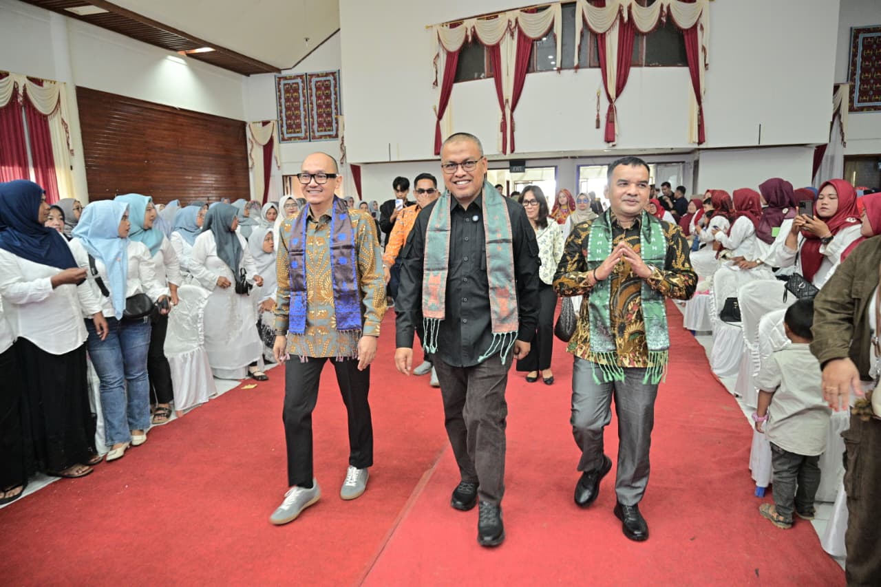 Sekretaris Daerah Provinsi Sumbar, Arry Yuswandi (tenga saat mewakili Gubernur Sumbar membuka kegiatan Pengembangan Kapasitas Usaha (PKU) Akbar di Kabupaten Solok. Foto Adpsb. 