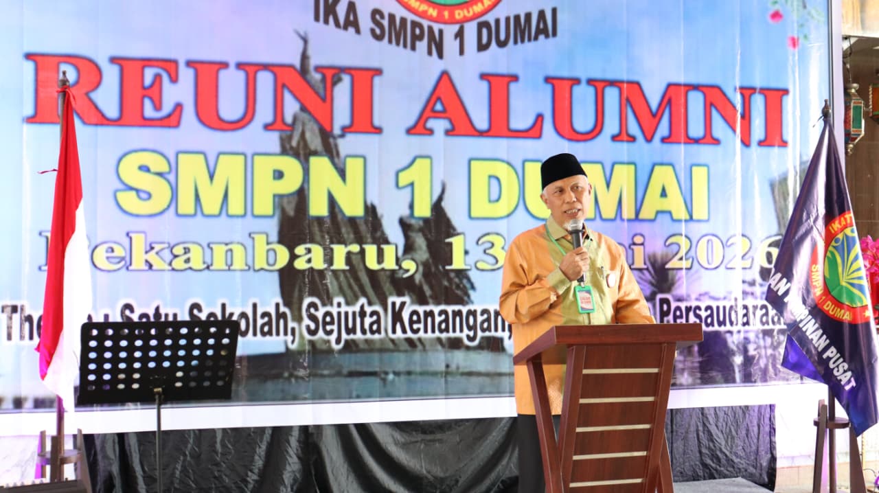 Gubernur Sumbar Mahyeldi, memberi sambutan saat acara Reuni Alumni SMP Negeri 1 Dumai yang digelar di Pekanbaru.