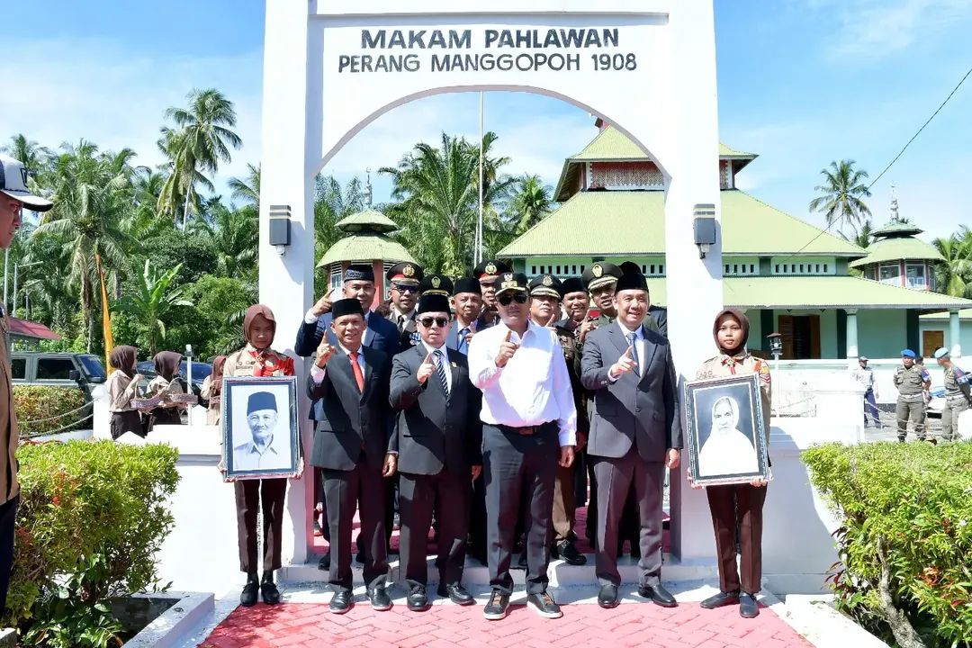 Wakil Gubernur Sumbar, Vasko Ruseimy, menjadi inspektur upacara peringatan 117 Tahun Perang Manggopoh di Lapangan GOR Buya Hamka, Manggopoh, Kabupaten Agam, Senin (15/6/2026). Foto Adpsb. 
