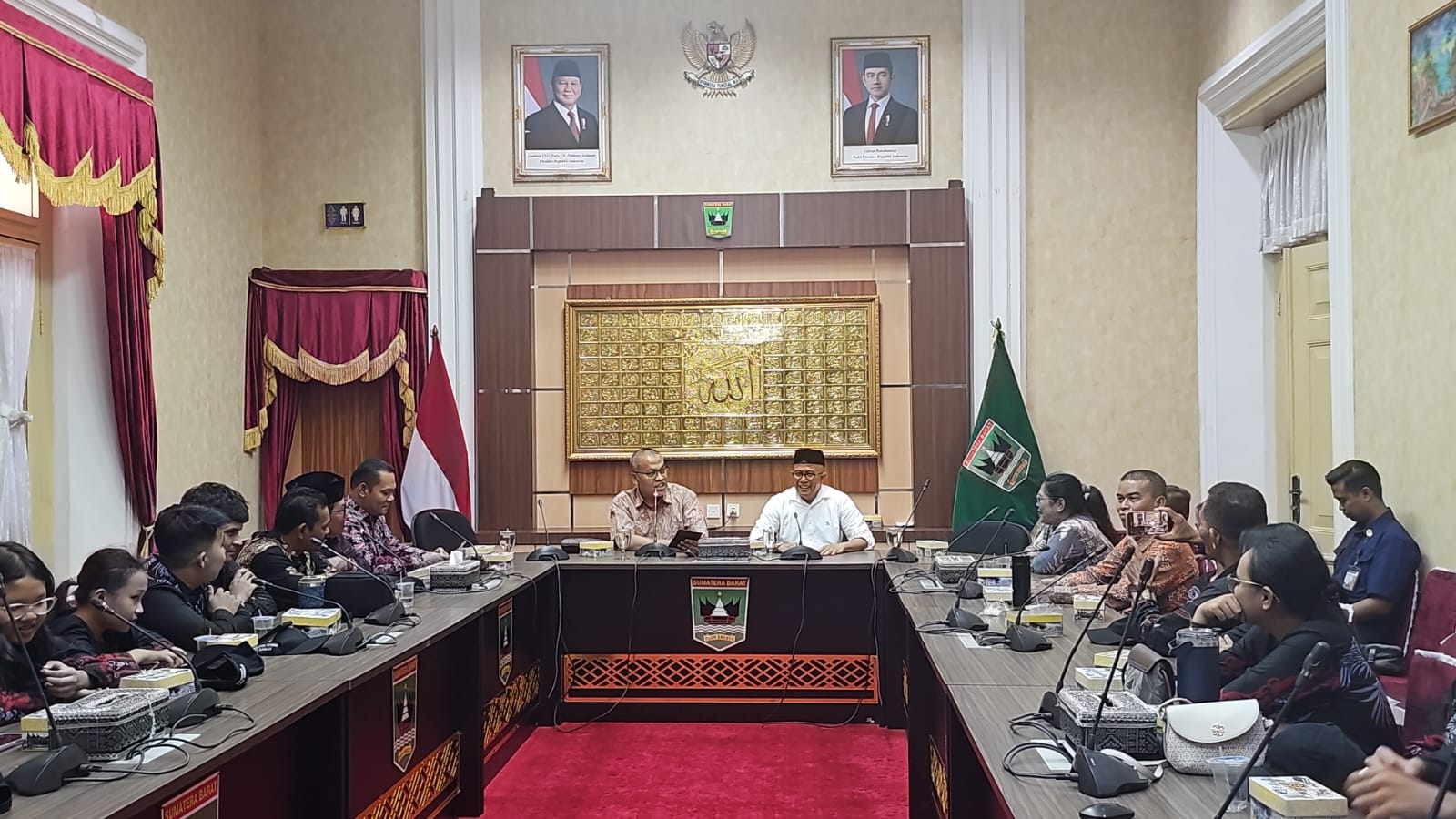 Sekdaprov Sumbar Arry Yuswandi (kiri) secara resmi melepas kontingen Pesta Paduan Suara Gerejawi Nasional XIV yang akan berlaga di Manokwari, Provinsi Papua Barat. Foto Adpsb. 