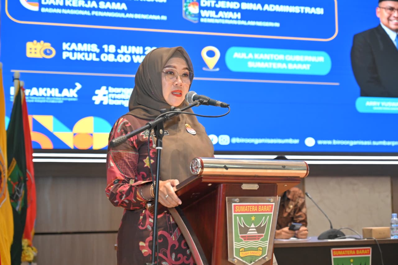 Sekretaris Daerah (Sekda) Provinsi Sumbar, Arry Yuswandi, yang diwakili Plh. Asisten Administrasi Umum saat membuka Rapat Koordinasi Penguatan Kelembagaan BPBD Kabupaten/Kota se-Sumbar di Padang, Kamis (18/6/2026). Foto Adpsb. Setdaprov Sumbar, Dina Febri