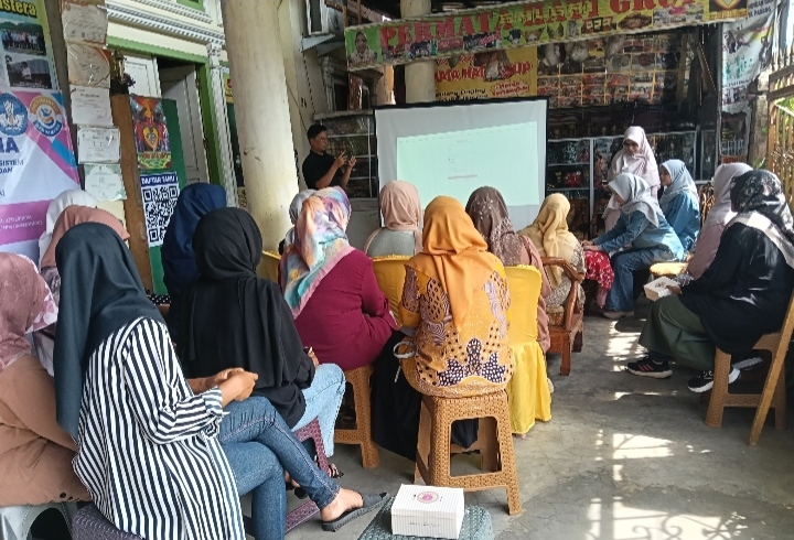 Suasana belajar menggunakan aplikasi Toko Online berlangsung lancar dan komunikatif. Foto Nofi Sastra.