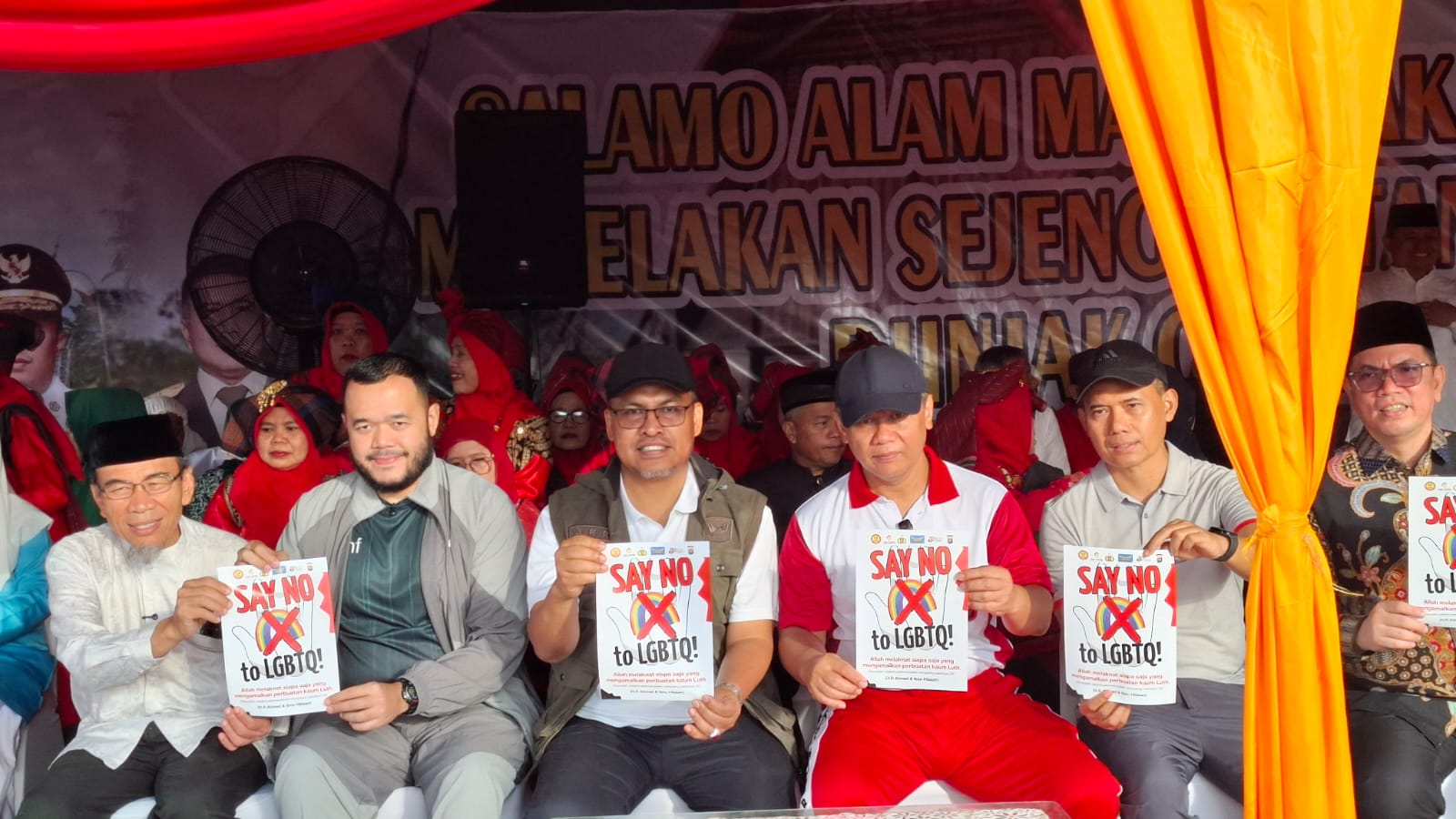 Sekdaprov Sumbar Arry Yuswandi, Forkopimda, Walikota Padang, memegang poster kampanye anti narkoba dan LGBT. Foto Adpsb. 