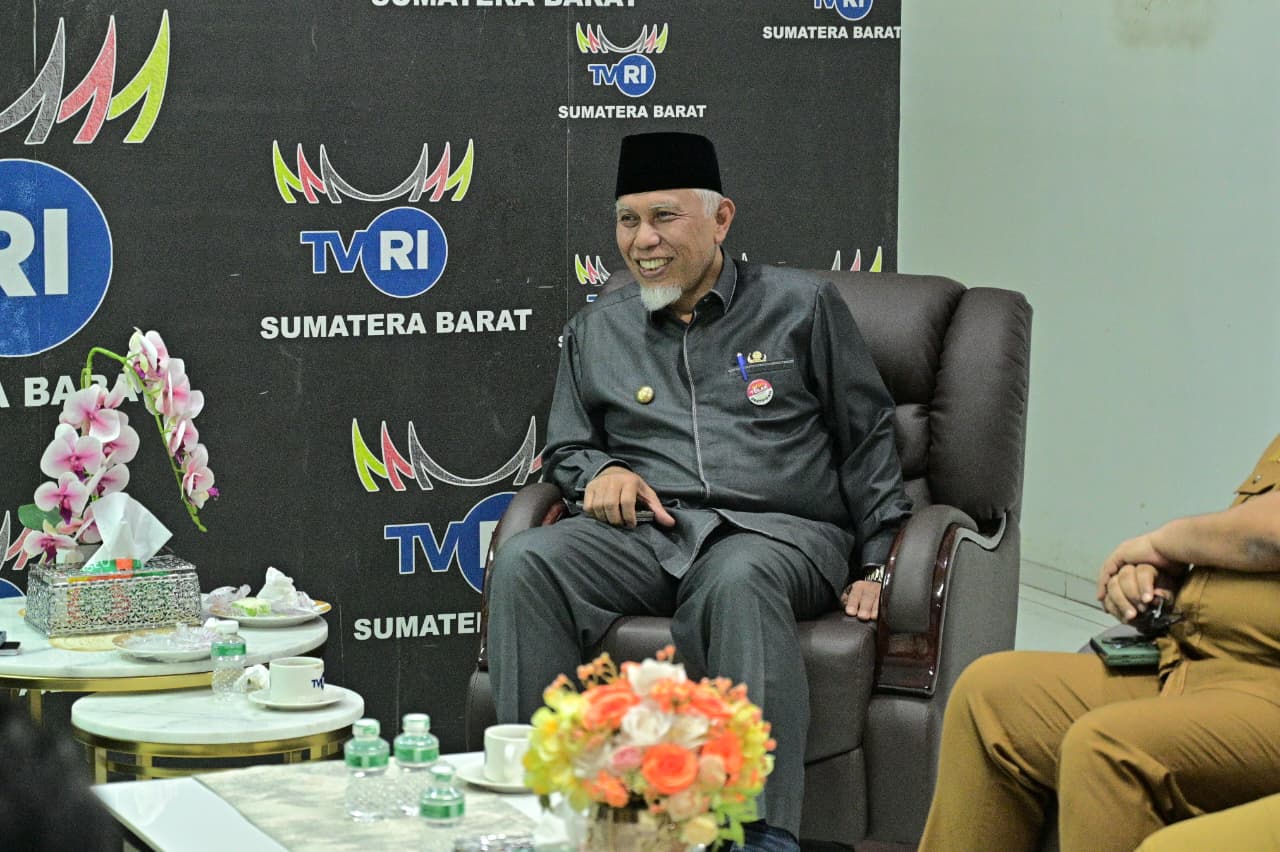 Gubernur Sumatera Barat Mahyeldi, mengapresiasi dua putra-putri Sumbar yang lolos seleksi Paskibraka Nasional. Foto Adpsb. 