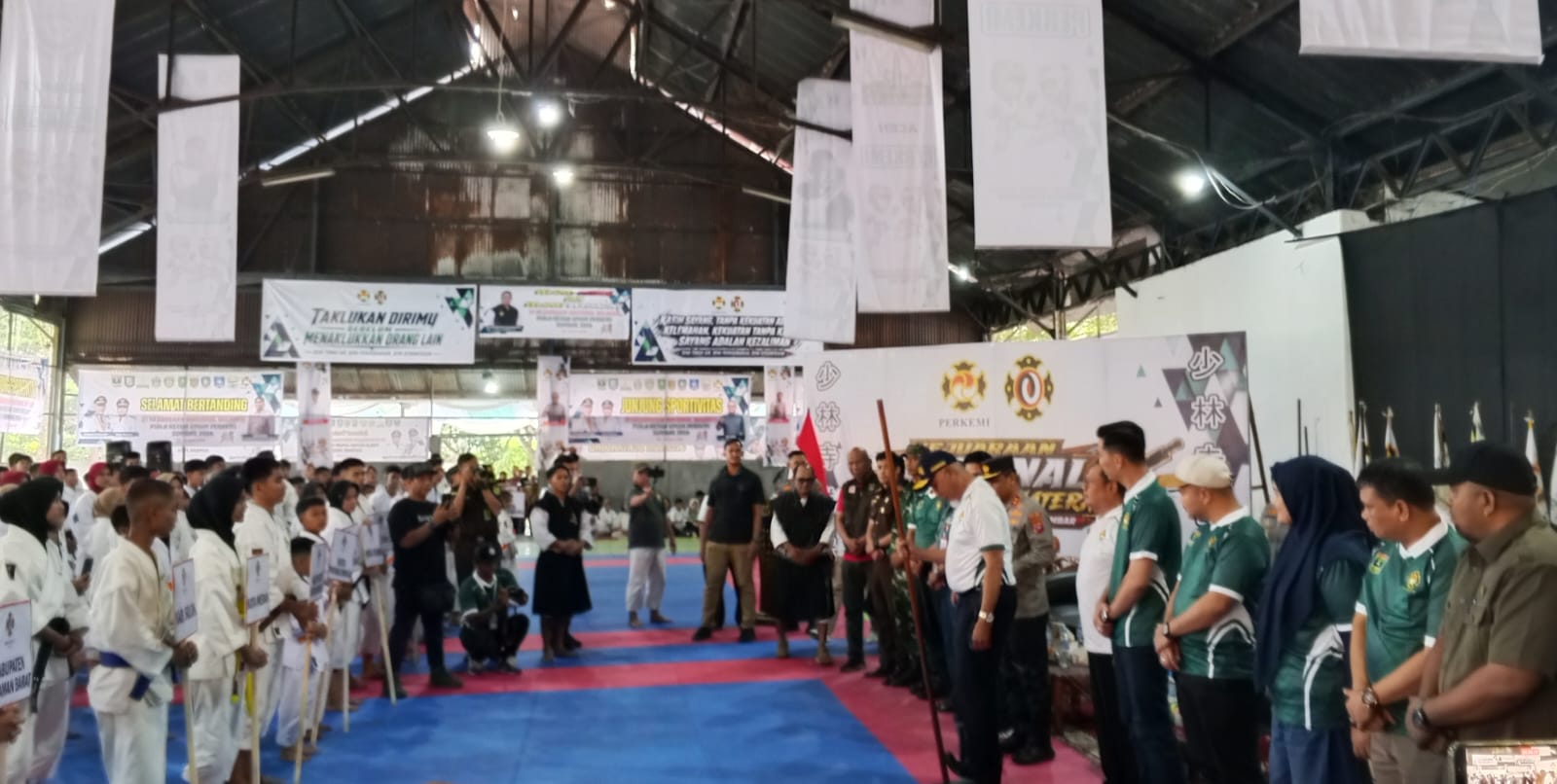 Gubernur Sumbar Mahyeldi (kaos putih, kanan) saat menjatuhkan tongkat, simbolis tanda dibukanya Kejurnaswil Shorinji Kempo se-Sumatera di Sawahlunto. Foto Diah Utami.