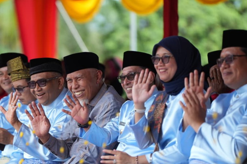 Gubernur Sumatera Barat Mahyeldi (3 dari kiri) dan Bupati Tanah Datar, Eka Putra, pada Festival Minangkabau 2026 di Istano Basa Pagaruyung dan Lapangan Cindua Mato, Kabupaten Tanah Datar, Kamis (25/6/2026). Foto Adpsb. 