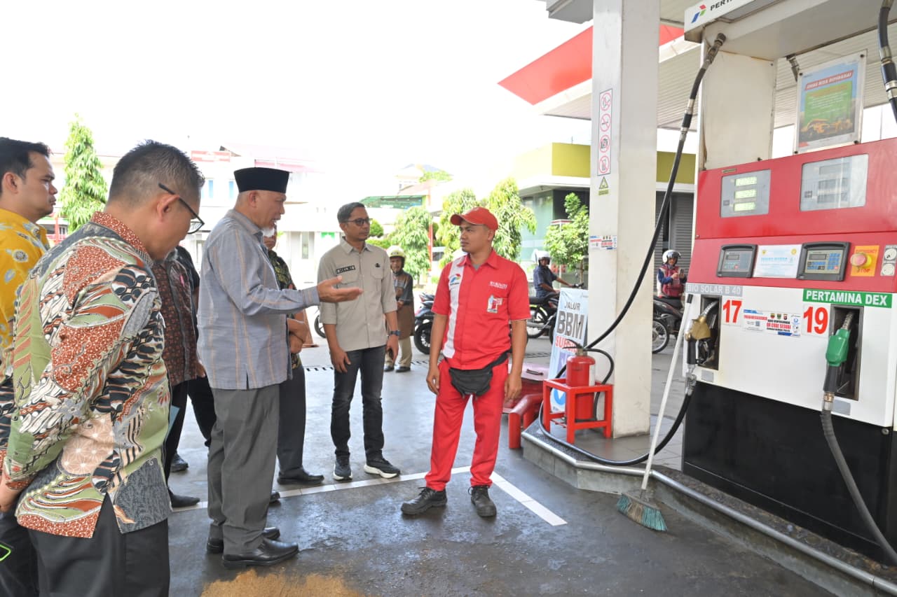 Gubernur Sumbar, Mahyeldi dan Tim, melakukan inspeksi mendadak (sidak) ke sejumlah Stasiun Pengisian Bahan Bakar Umum (SPBU) di Kabupaten Tanah Datar dan Kabupaten Solok. Foto Adpsb. 