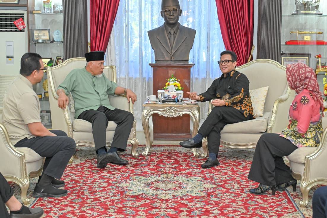 Gubernur Sumbar, Mahyeldi Ansharullah, saat menerima audiensi jajaran BPJS Ketenagakerjaan di Istana Gubernuran, Jumat (26/6/2026). Foto Adpsb. 