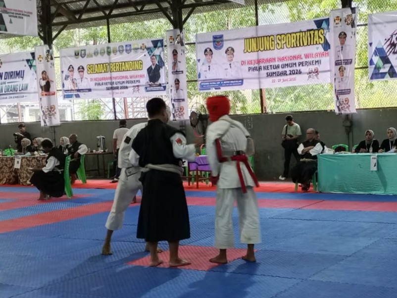 Wasit memimpin pertandingan pada Kejurnaswil Shorinji Kempo se-Sumatera tahun 2026 di Kota Sawahlunto, Jumat (26/6/2026). Foto Diah Utami.