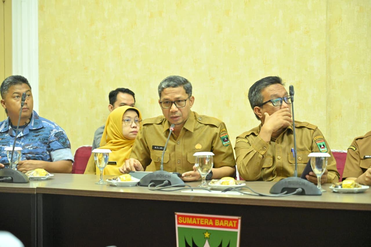 Kepala Dinas ESDM Provinsi Sumbar, Helmi Heriyanto (tengah) mengatakan izin diterbitkan setelah seluruh persyaratan yang diatur dalam regulasi terpenuhi. Foto Adpsb. 
