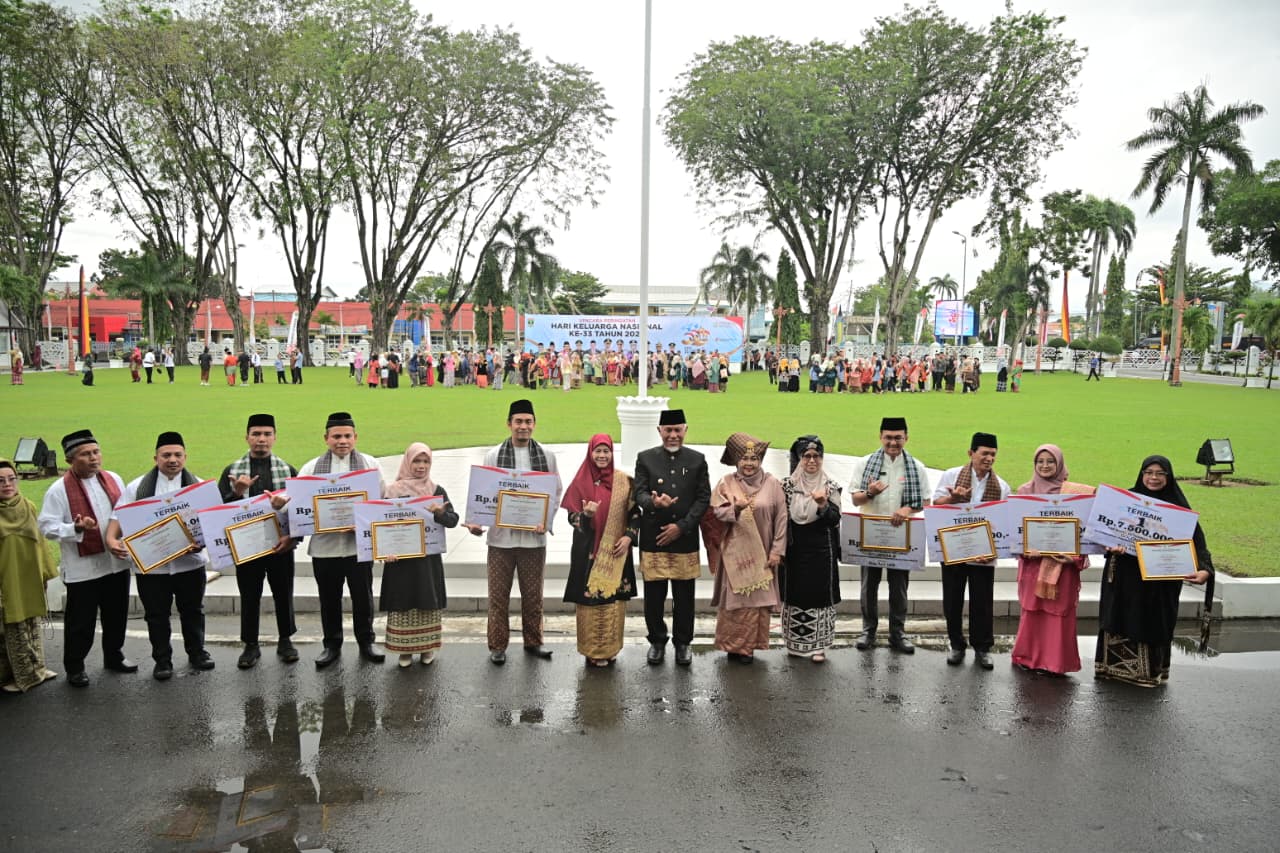 Gubernur Sumbar, Mahyeldi, setelah memimpin Upacara Peringatan Hari Keluarga Nasional ke-33 Tahun 2026 di Lapangan Kantor Gubernur Sumbar, Senin (29/6/2026). Foto Adpsb. 