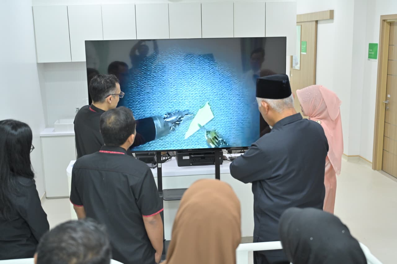 Gubernur Sumbar Mahyeldi (kanan) menyaksikan aplikasi bedah robotik di RSU Bunda Padang. Foto Adpsb. 