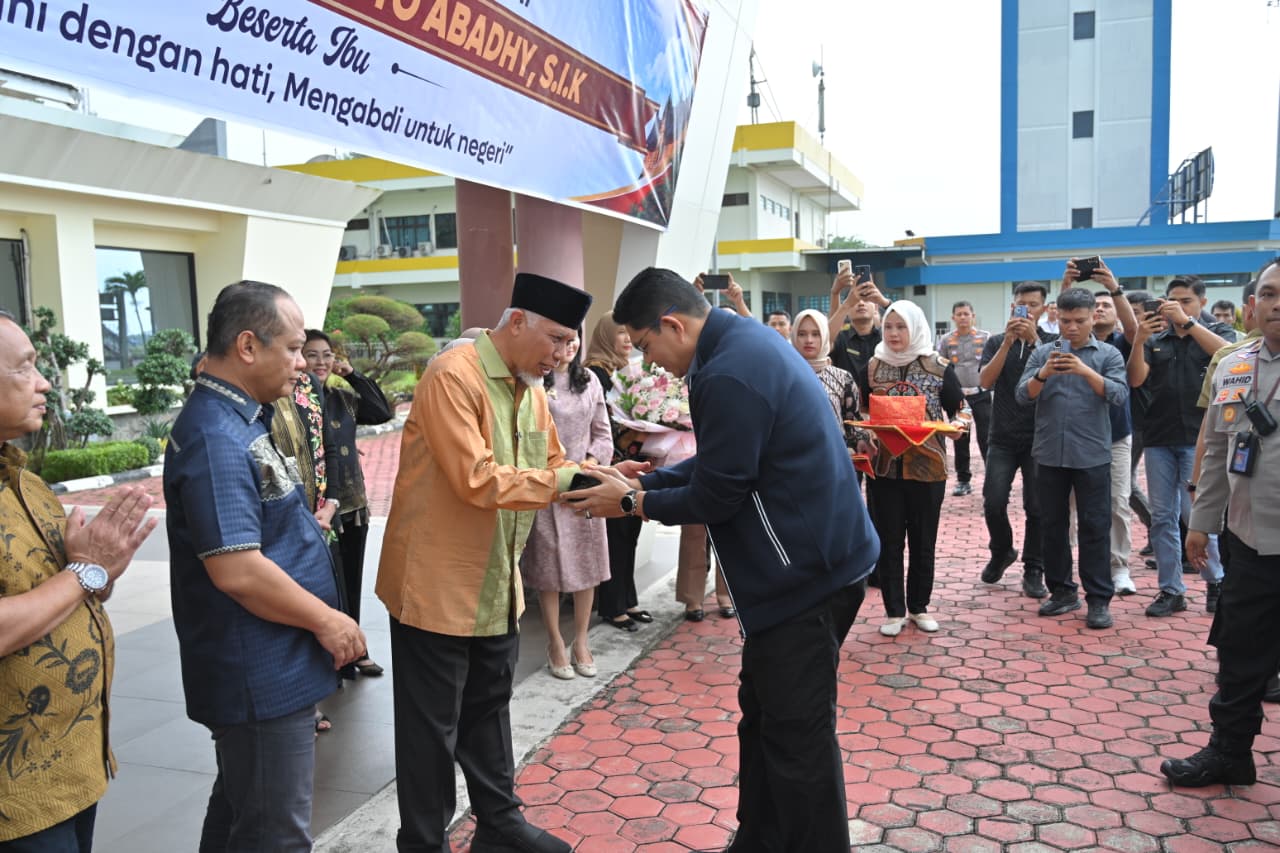 Gubernur Sumatera Barat, Mahyeldi menyambut kedatangan Kapolda Sumbar yang baru, Irjen Pol. Djati Wiyoto Abadhy, di VIP Bandara Internasional Minangkabau (BIM), Minggu (5/7/2026). Foto Adpsb. 