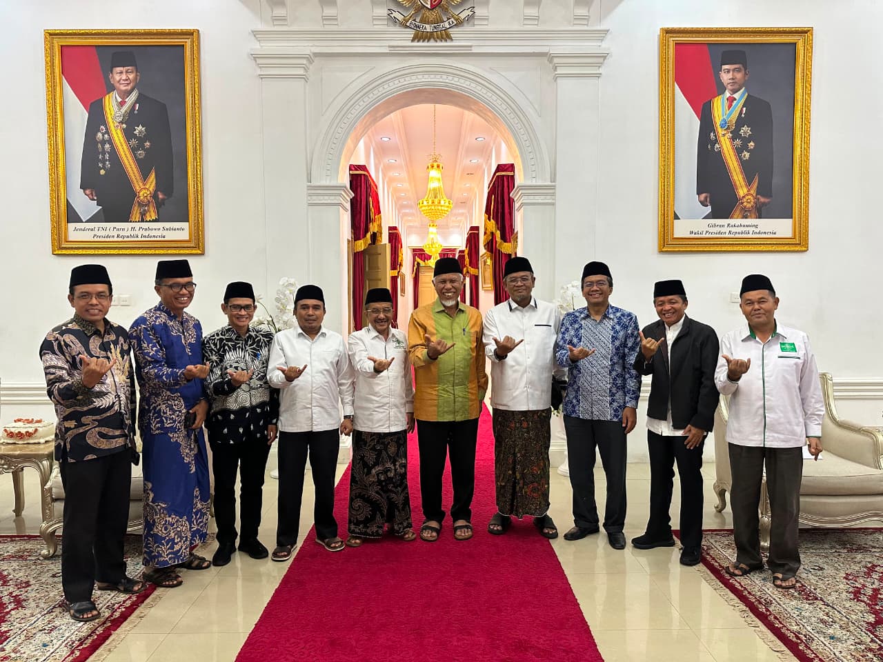 Gubernur Sumbar, Mahyeldi Ansharullah (tengah) setelah menerima kunjungan Tim Survei PBNU di Istana Gubernuran, Minggu malam (5/7/2026). Foto Adpsb. 