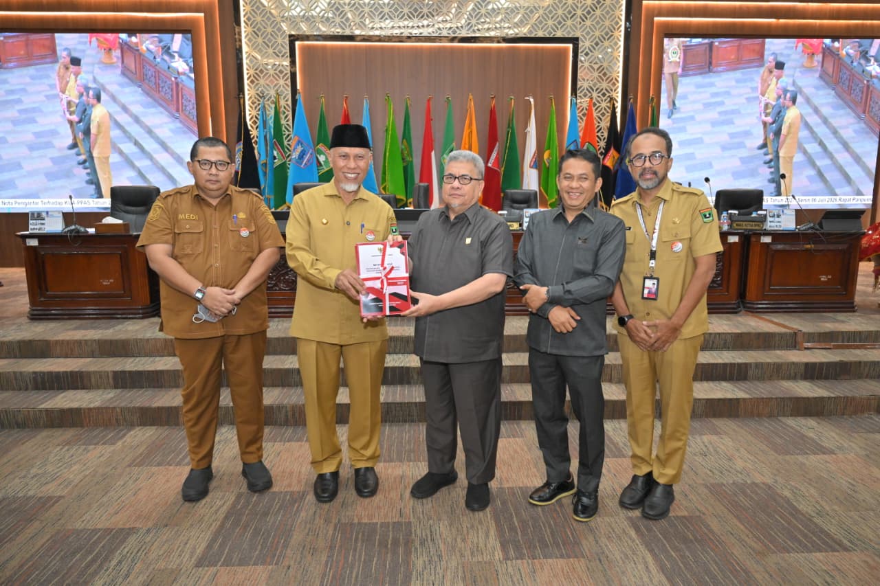 Gubernur Sumbar Mahyeldi menyerahkan Rancangan Kebijakan Umum Anggaran (KUA) dan Prioritas Plafon Anggaran Sementara (PPAS) Tahun Anggaran 2027, kepada Ketua DPRD Sumbar, Muhidi, Senin (6/7/2026). Foto Adpsb. 