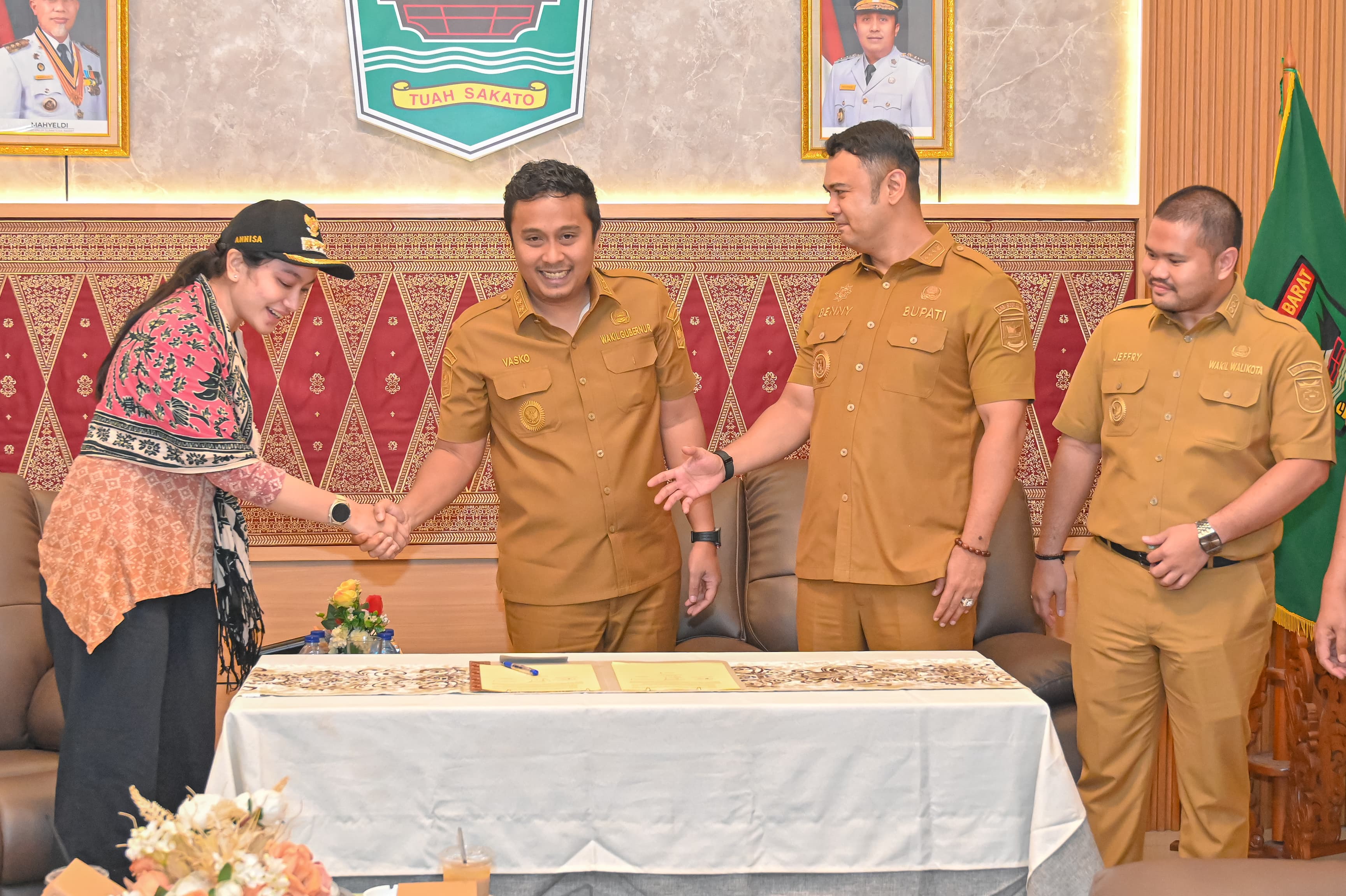 Wakil Gubernur Sumbar, Vasko Ruseimy, menyalami Kepala Daerah Dharmasraya, Sawahlunto dan Sijunjung, setelah menandatangani Surat Kesepakatan Komitmen, di Padang, Senin (6/7/2026). Foto Adpsb. 