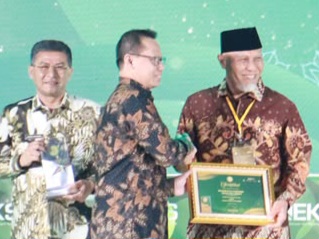Gunernur Mahyeldi, menerima penghargaan atas prestasi Sumbar meraih peringkat kedua nasional kategori Rencana Aksi Daerah, dan sejumlah kategori lainnyaa pada ajang Anugerah Adinata Syariah 2026. Foto Adpsb. 