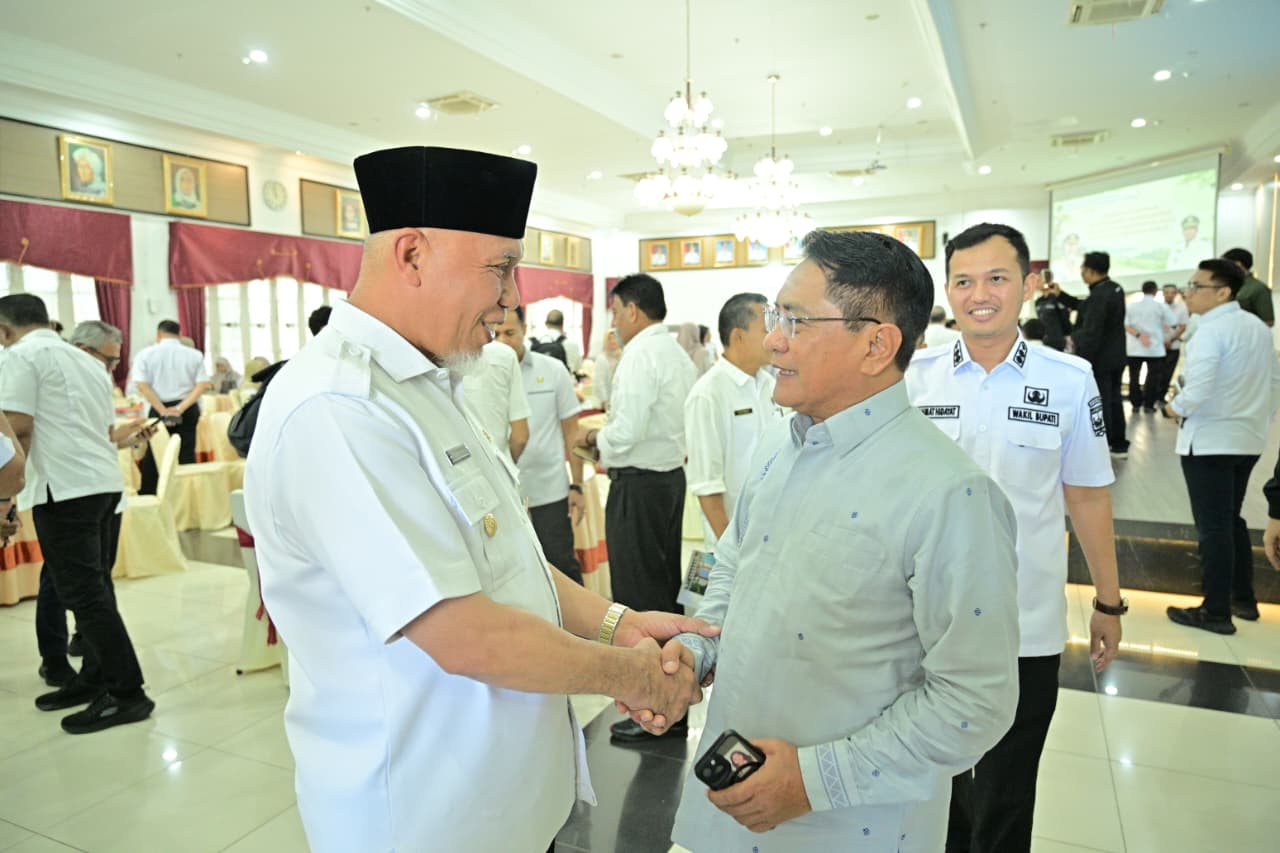 Gubernur Sumbar Mahyeldi dan Direktur Jenderal Tata Ruang Kementerian ATR/BPN, Suyus Windayana setelah tanda tangan Berita Acara Kesepakatan Luasan Lahan Pertanian Pangan Berkelanjutan (LP2B). Foto Adpsb. 