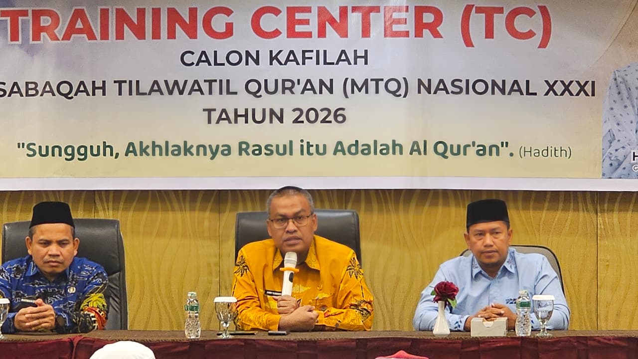 Sekdaprov Sumbar, Arry Yuswandi (tengah) saat membuka Training Center (TC) calon kafilah MTQ Nasional XXXI Tahun 2026 di Padang. Foto Adpsb. 