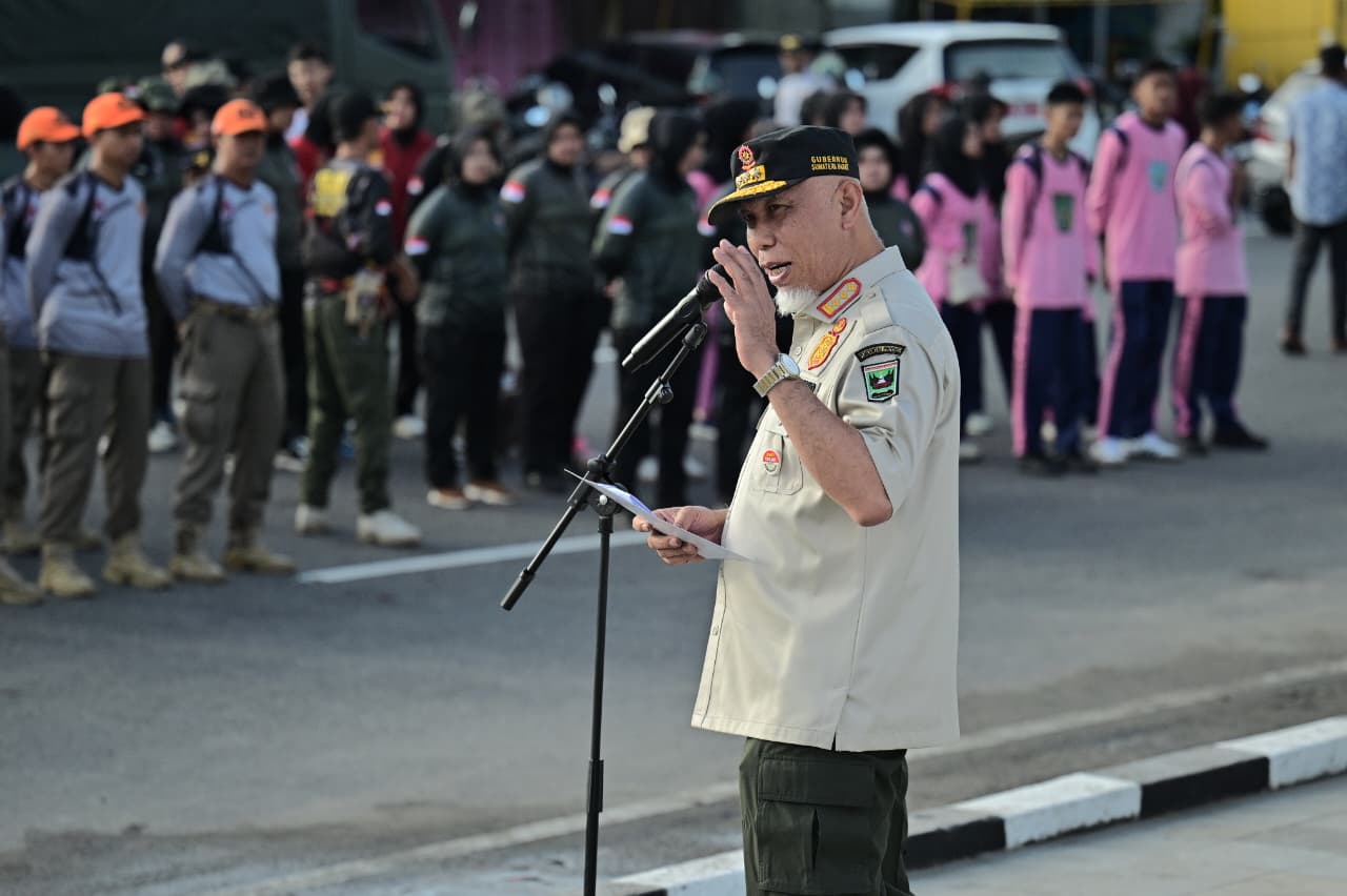 Gubernur Mahyeldi memberi sambutan saat Gerakan Indonesia Asri (ASRI) Tahun 2026 di Lapangan Pantai Purus Cimpago, Kota Padang, Jumat (10/7/2026). Foto Adpsb. 