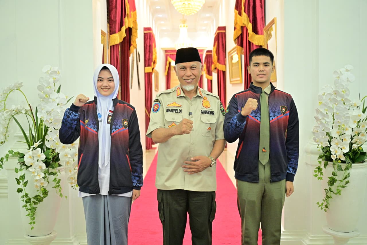 Gubernur Sumbar Mahyeldi, bersama utusan Paskibraka Sumbar, Ahmad Alfatih dari SMA Negeri Agam Cendekia dan Ulya Kireina Halim dari SMA Negeri 2 Padang Panjang. Foto Adpsb. 