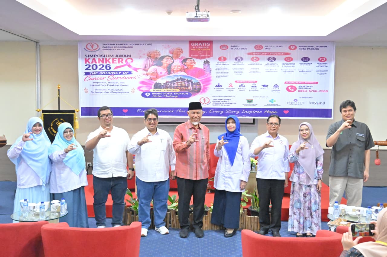 Mahyeldi (tengah) setelah membuka Simposium Awam Kanker 2026,yang diselenggarakan Yayasan Kanker Indonesia (YKI) Cabang Koordinator Sumatera Barat di Padang, Sabtu (11/7/2026). Foto Adpsb. 