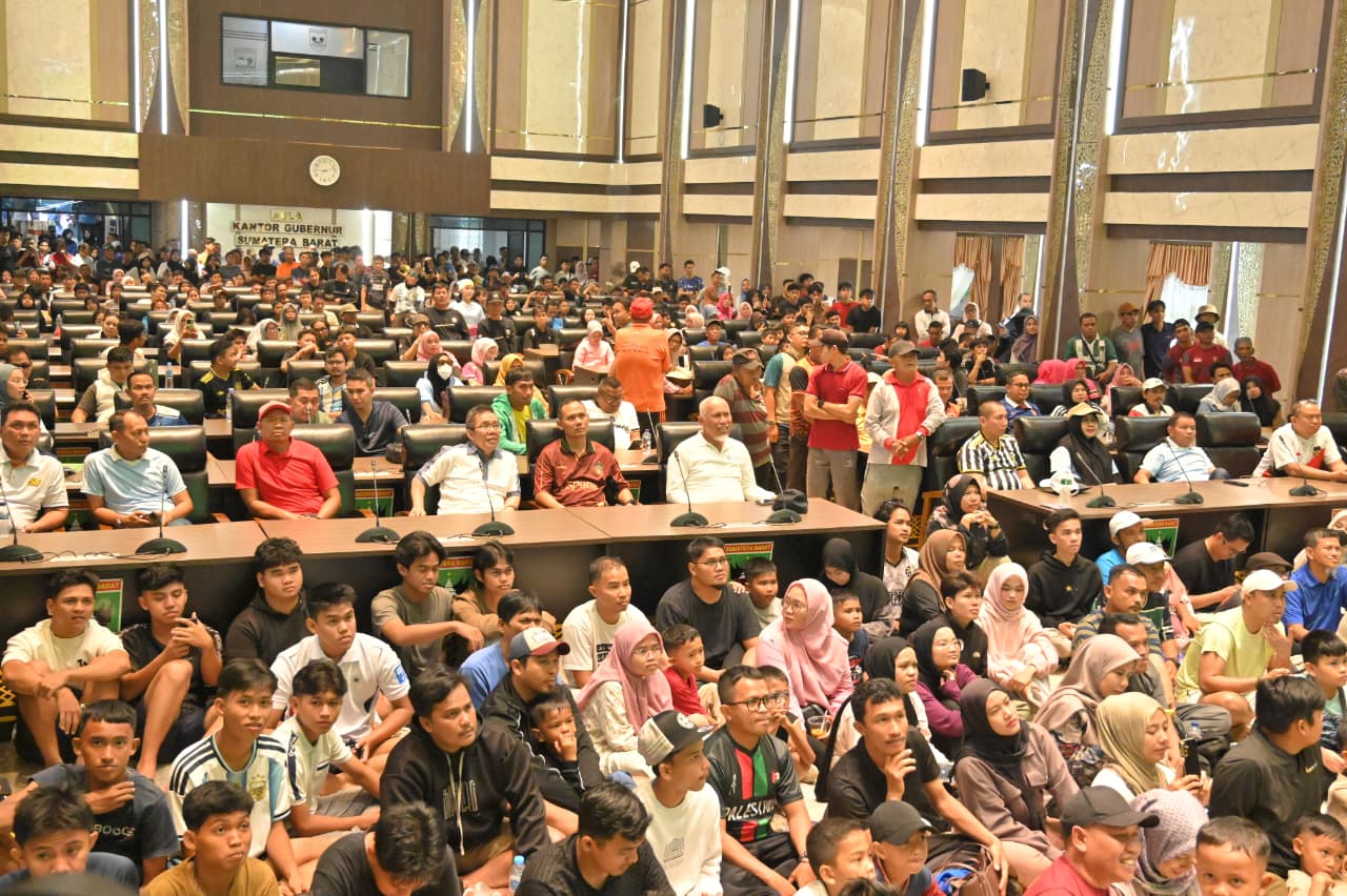 Masyarakat senang nobar Piala Dunia Sepakbola di aula kantor Gubernur setelah gerimis di halaman depan, nontonnya pindah ke dalam aula. Foto Adpsb. 