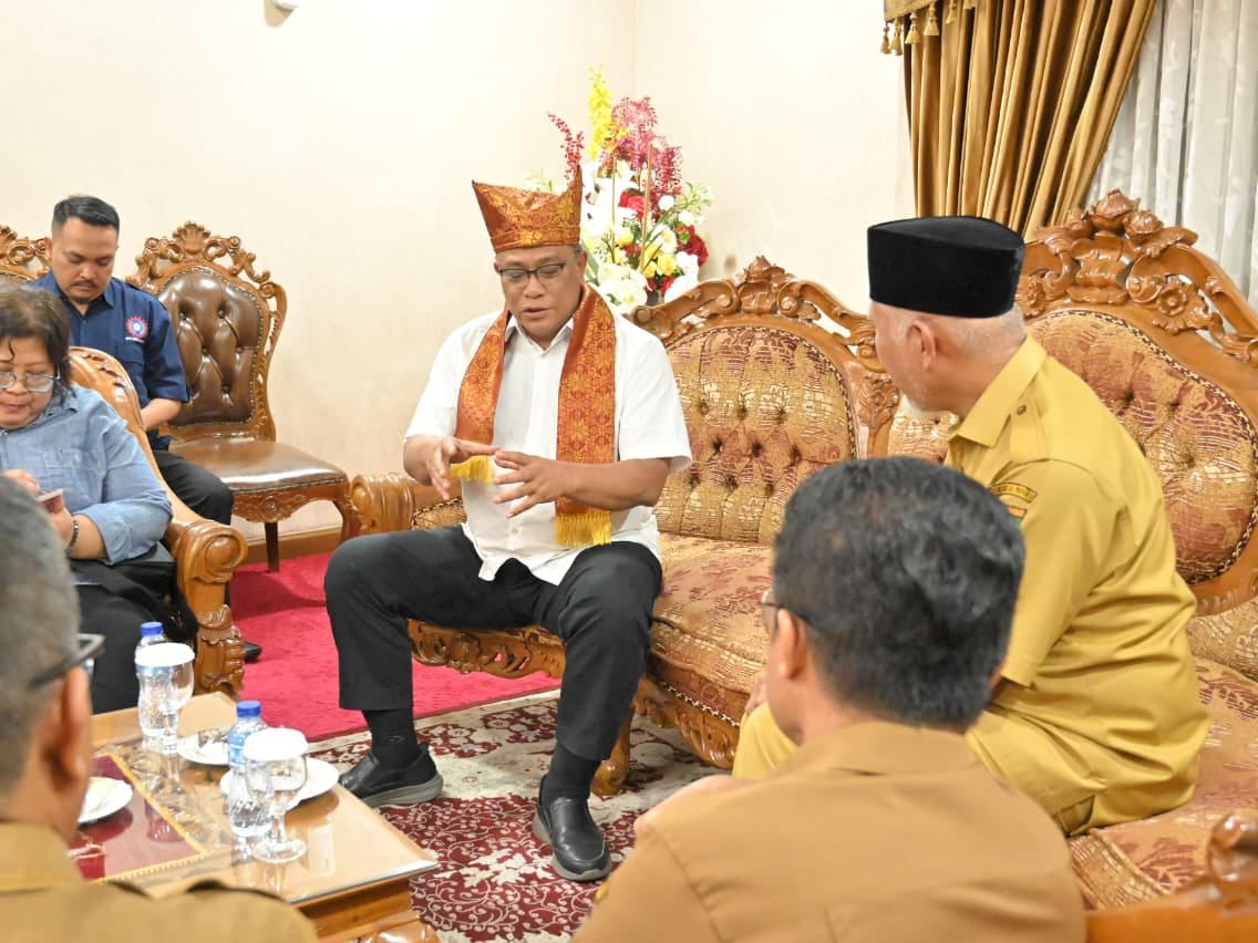 Gubernur Sumbar, Mahyeldi, menyambut kedatangan Menteri Lingkungan Hidup RI, Moh. Jumhur Hidayat, di Ruang VIP Bandara Internasional Minangkabau (BIM). Foto Adpsb. 