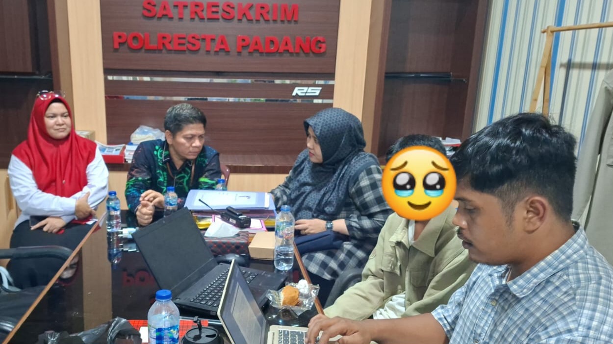 Pendampingan UPTD Perlindungan Perempuan dan Anak PPA dan FKPT Sumbar, terhadap kasus perakitan bom yang dilakukan siswa madrasah di Satreskim Polresta Padang. Foto Gusfen.