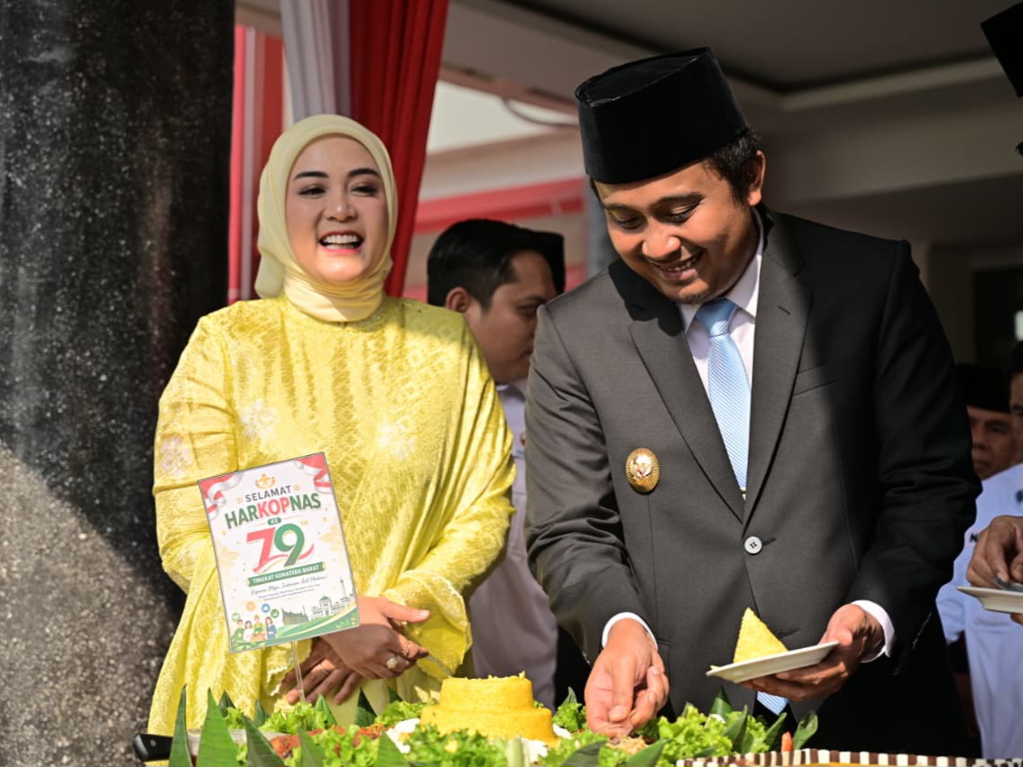 Wagub Sumbar, Vasko Ruseimy, potong tumpang saat peringatan Hari Koperasi ke 79 di Padang. Foto Adpsb. 