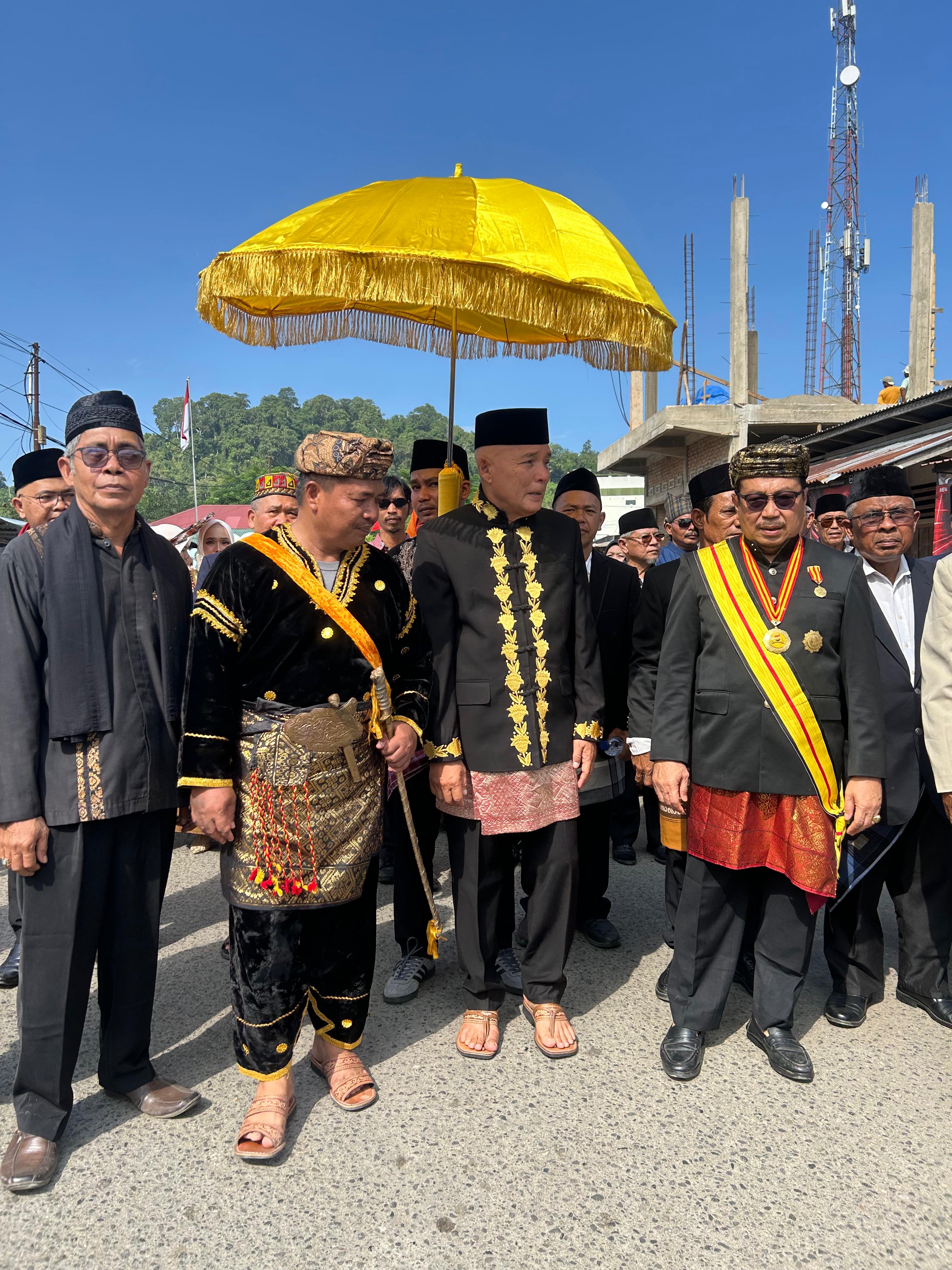 Staf Ahli Gubernur Sumatera Barat Bidang Politik, Hukum, dan Pemerintahan, Jasman Rizal Dt. Bandaro Bendang (kanan), mewakili Gubernur menghadiri acara Penobatan Rajo Adat Aia Bangih di Rumah Gadang Rajo Aia Bangih, Kabupaten Pasaman Barat. Foto Adpsb. 