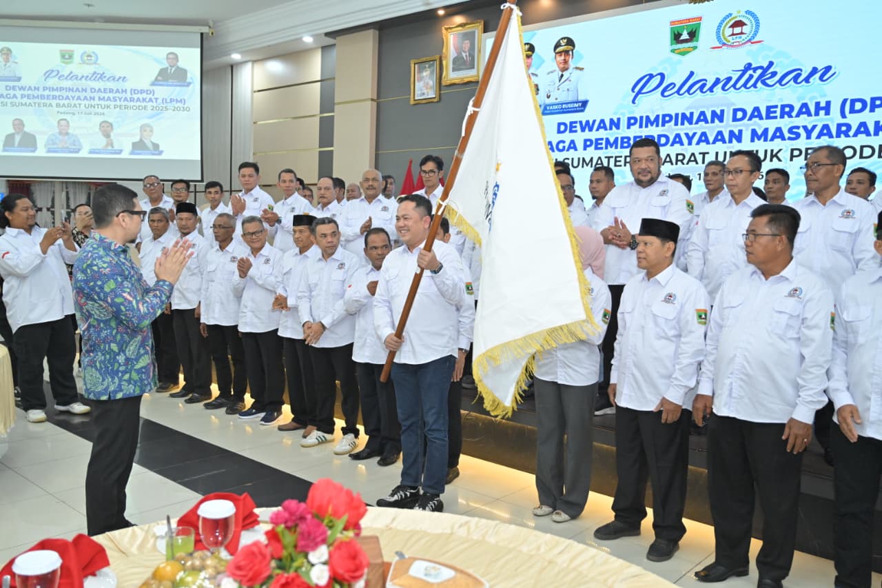 Ketua Umum DPP LPM RI, Ahmad Doli Kurnia Tandjung, melantik Doni Harsiva Yandra sebagai Ketua DPD LPM Sumbar beserta jajaran pengurus. Foto Adpsb. 