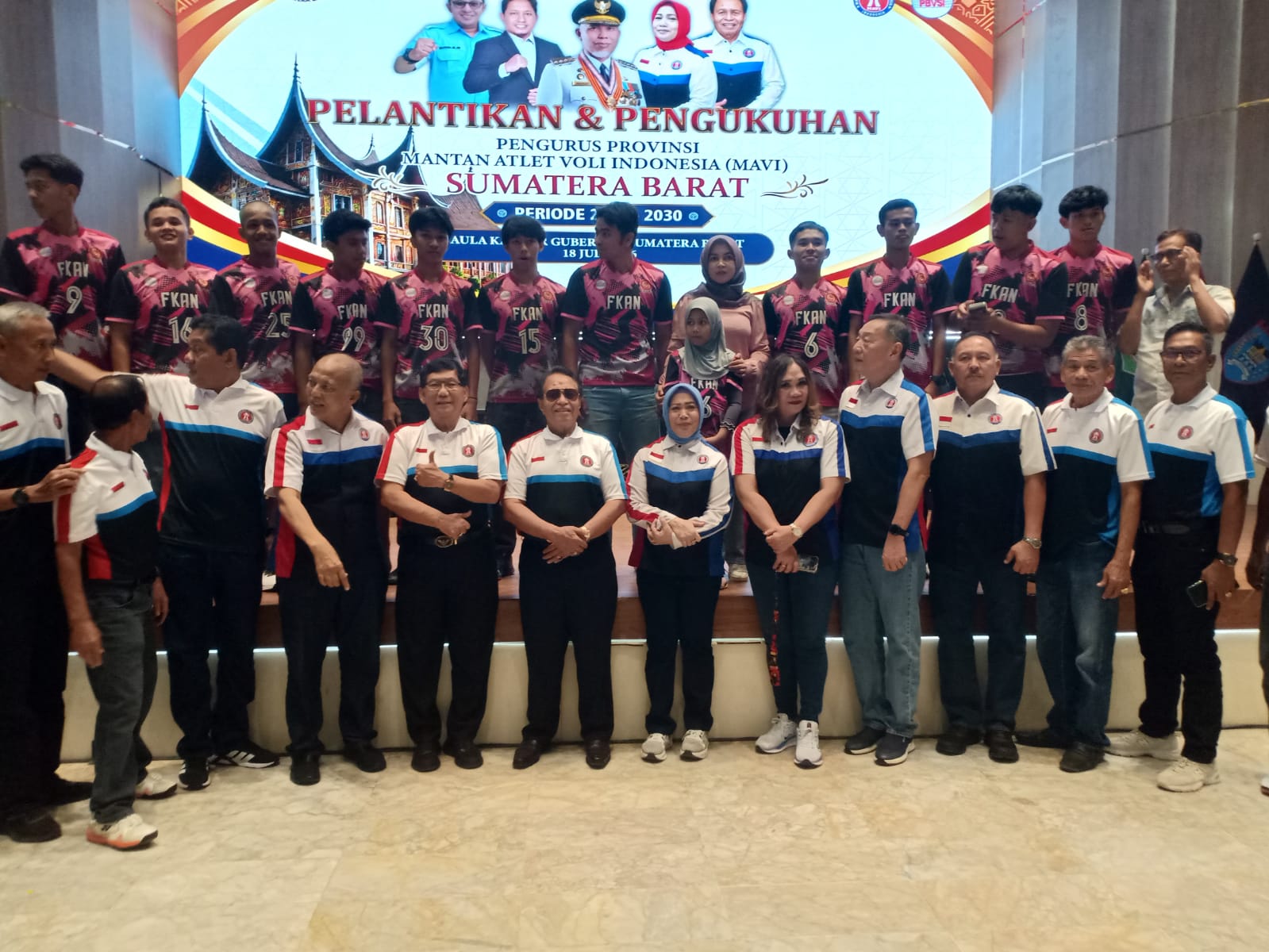 Kepengurusan MAVI (Mantan Atlet Voli Indonesia) Sumbar dipimpin Drs Yusman Kasim. Foto Zulnadi.
