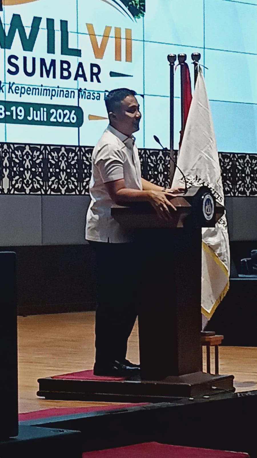 Wakil Gubernur Sumbar, Vasko Ruseimy menyampaikan pidato pada pembukaan Musyawarah Wilayah (Muswil) VII KAHMI Sumbar di Auditorium Universitas Negeri Padang (UNP), Sabtu (18/7/2026). Foto Adpsb. 