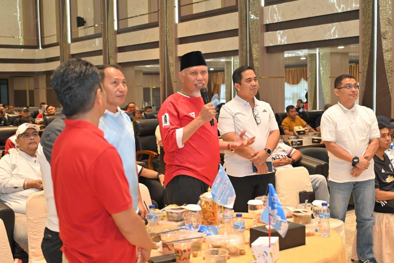 Gubernur Sumbar, Mahyeldi, ajak warga Padang meramaikan nonton bareng final Piala Dunia 2026 di kantor gubernur, Padang. Foto Adpsb. 