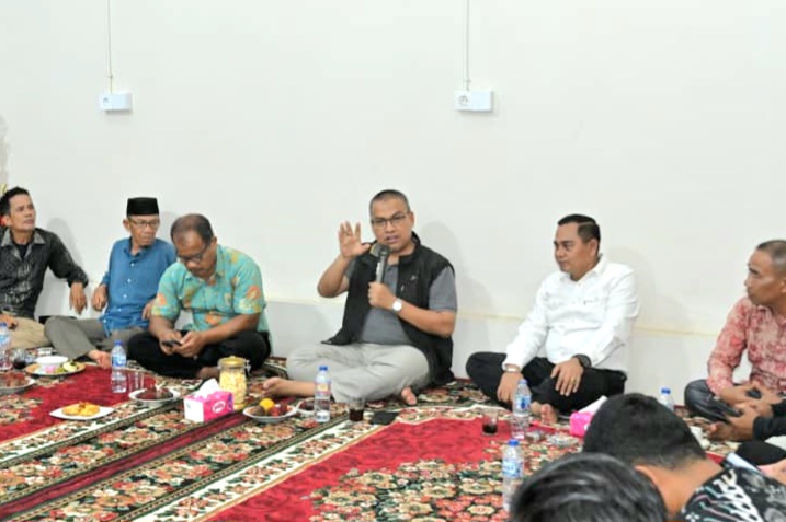 Sekdaprov Sumbar Arry Yuswandi saat menghadiri kegiatan Ngobrol Pemuda Inspiratif (NGOPI) yang digelar di Rumah Belajar Candradimuka, Nagari Sungai Tambang, Kecamatan Kamang Baru, Kabupaten Sijunjung. Foto Adpsb. 
