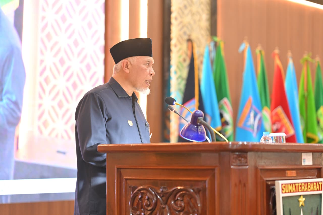 Gubernur Sumbar Mahyeldi dalam Rapat Paripurna yang digelar di Ruang Rapat Utama DPRD Sumbar, Senin (20/7/2026). Foto Adpsb. 