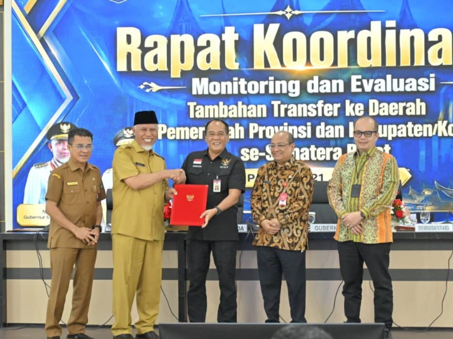 Gubernur Sumbar, Mahyeldi Ansharullah, saat membuka Rapat Monitoring dan Evaluasi Percepatan Rehabilitasi dan Rekonstruksi Pascabencana di Auditorium Gubernuran Sumbar, Selasa (21/7/2026). Foto Adpsb. 