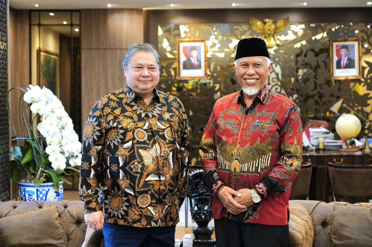 Gubernur Sumbar  Mahyeldi (kanan) saat audiensi dengan Menteri Koordinator Bidang Perekonomian, Airlangga Hartarto, di Gedung Ali Wardhana, Kementerian Koordinator Bidang Perekonomian, Jakarta. Foto Adpsb. 