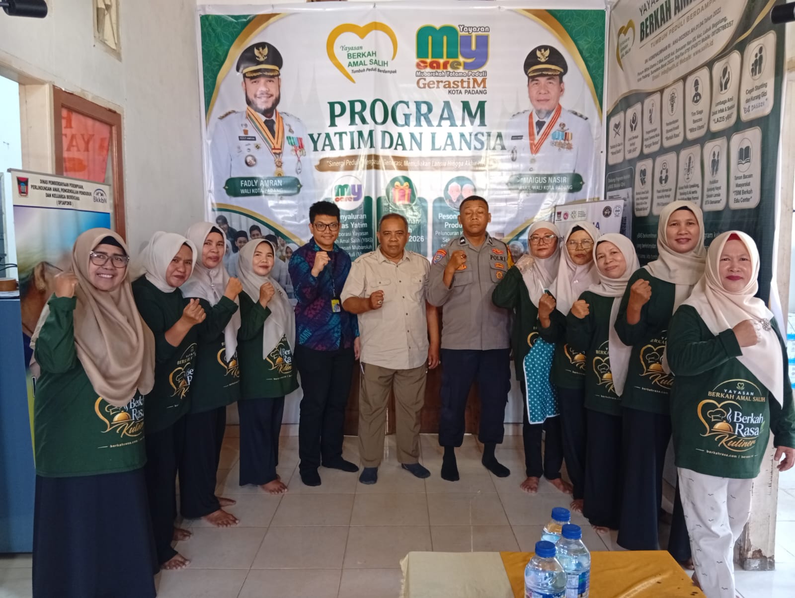 Pembina Yayasan Berkah Amal Salih, Saribulih (tengah) bersama unsur pendukung dan jajaran Berkah Rasa. Foto Saribulih.