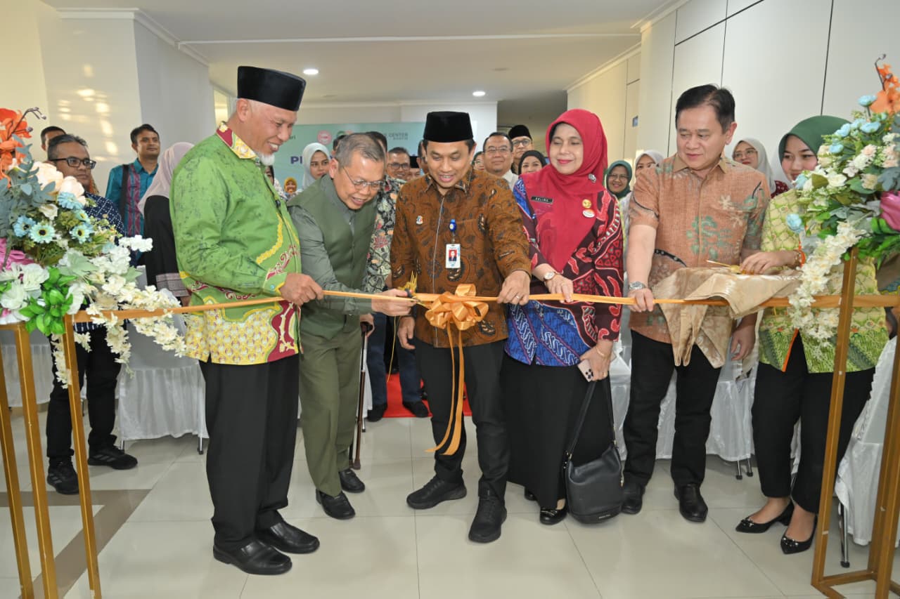 Gubernur Sumbar Mahyeldi, meresmikan PEC Premium Clinic di Rumah Sakit Padang Eye Center, Jalan Khatib Sulaiman, Padang, Kamis (23/7/2026). Foto Adpsb. 