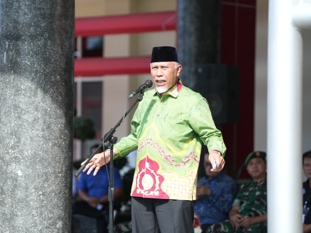 Gubernur Mahyeldi memberi sambutan menjelang melepas Pawai Parade Kendaraan dalam rangka Peringatan Hari Anti Narkotika Internasional (HANI) Tahun 2026 yang diselenggarakan Lembaga Anti Narkotika (LAN) Provinsi Sumbar di halaman Kantor Gubernur Sumbar, Ka