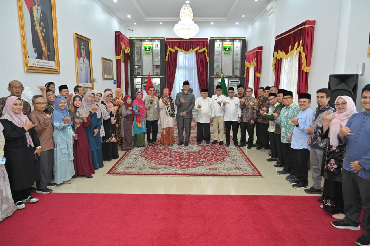 Gubernur Sumbar Mahyeldi, saat menghadiri penyerahan hibah buku sastra klasik Tamil dari Pemerintah Tamil Nadu melalui Yayasan Satu Pena kepada para rektor perguruan tinggi se-Sumbar di Istana Gubernur, Jumat (24/7/2026). Foto Adpsb. 