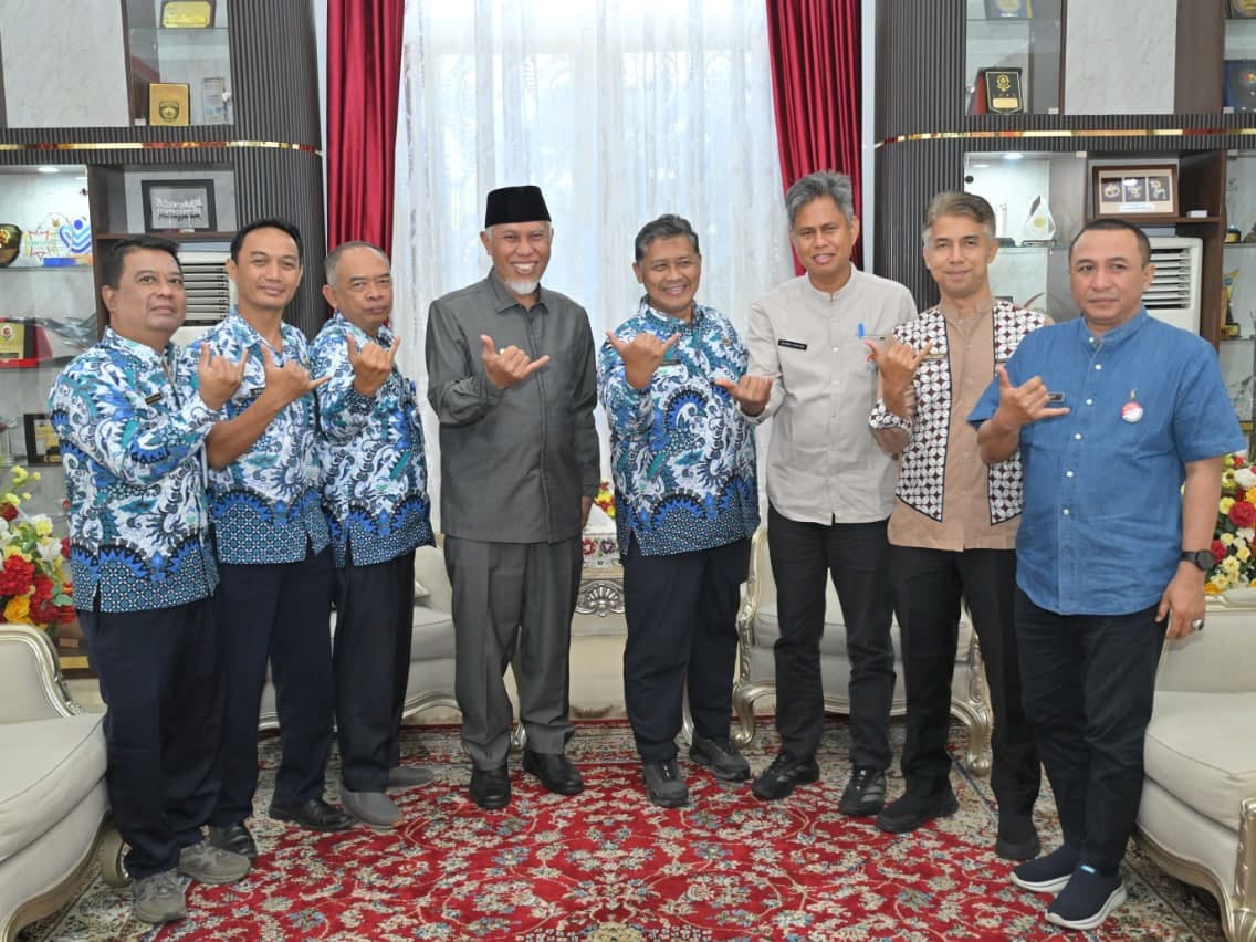 Gubernur Sumbar Mahyeldi, menerima audiensi Kepala BMKG Stasiun Geofisika Padang Panjang, Suaidi Ahadi, yang berpamitan setelah mendapat amanah baru sebagai Kepala Stasiun Geofisika Kelas I Bandung, di Istana Gubernur Sumbar, Jumat (24/7/2026). Foto Adpsb