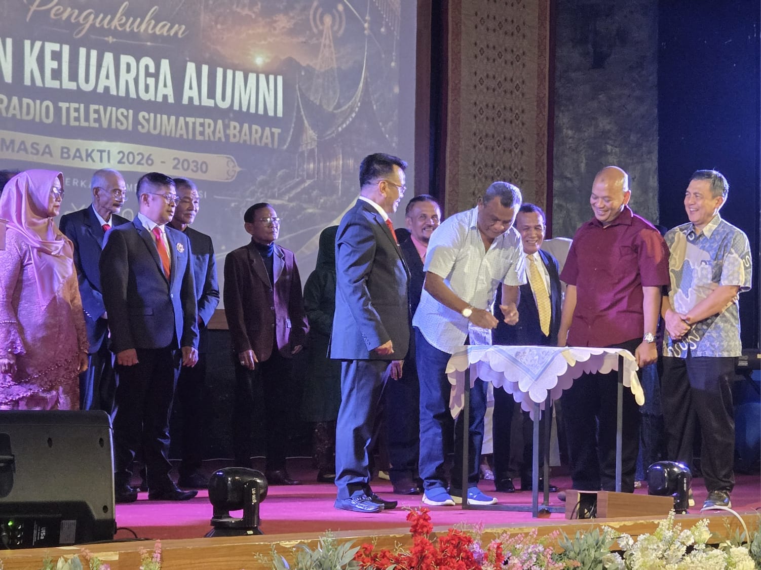 Penandatanganan berita acara oleh Direktur LPU RRI dan pengurus IKA BRTV Sumbar. Foto Diut.