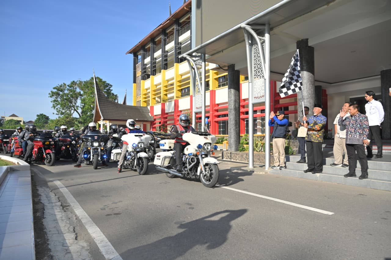 Gubernur Sumatera Barat, Mahyeldi Ansharullah melepas rombongan Mandatory Ride Motor Besar Indonesia (MBI) Wilayah Medan di halaman Kantor Gubernur Sumbar, Sabtu (25/7/2026). Foto Adpsb. 