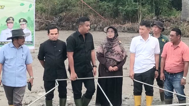 Wakil Gubernur Sumbar, Vasko Ruseimy, melakukan penanaman perdana benih padi dengan pola Pertanian Modern–Advanced Agriculture System (PM-AAS) di lahan Kelompok Tani Rawang Sari, Nagari Salayo, Kecamatan Kubung, Kabupaten Solok, Sabtu (25/7/2026). Foto Ad