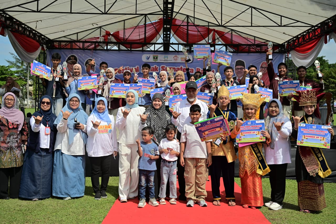 Gubernur Sumbar Mahyeldi saat menghadiri Festival Anak Sumbar dalam rangka Peringatan Hari Anak Nasional (HAN) ke-42 Tahun 2026 di halaman Istana Gubernur Sumbar. Foto Adpsb. 