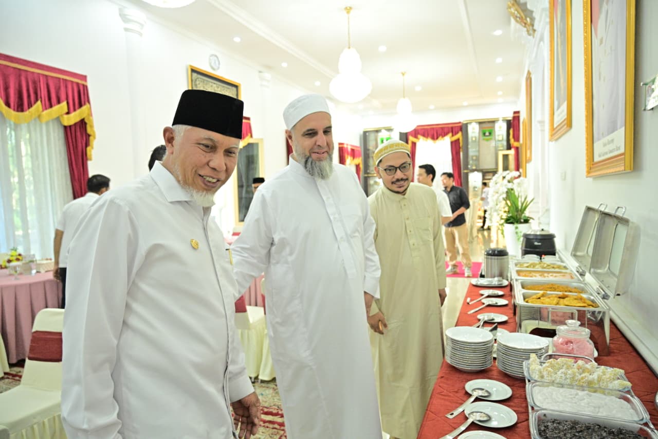 Gubernur Sumbar Mahyeldi menerima tamu peserta Nadwah Fiqhiyyah Internasional bersama ulama dan pakar syariah asal Suriah, Syekh Abdul Al-Razzaq An-Najm, yang diselenggarakan Ikatan Dai Indonesia (IKADI) Sumbar di Padang. Foto Adpsb. 