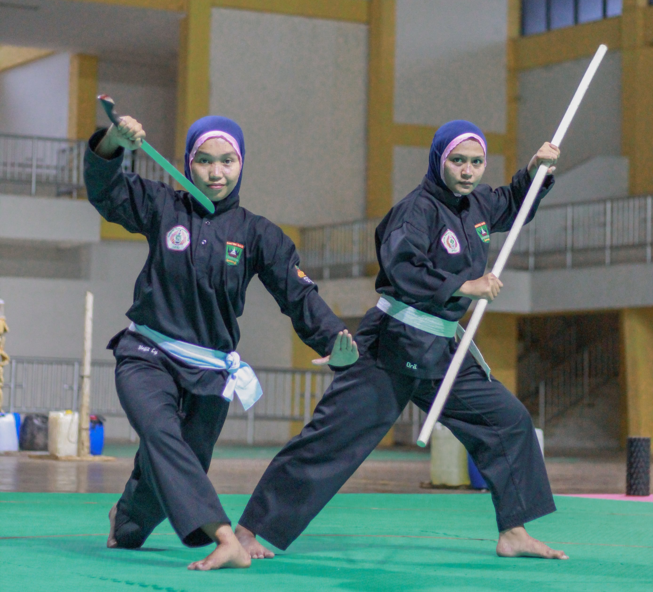 Karyawan Semen Padang Group, Yolla Cynthiana (kiri), yang akan tampil mewakili Indonesia pada Hanoi International Martial Arts Festival 2026 yang akan berlangsung pada 7–9 Agustus 2026 di Hanoi, Vietnam.